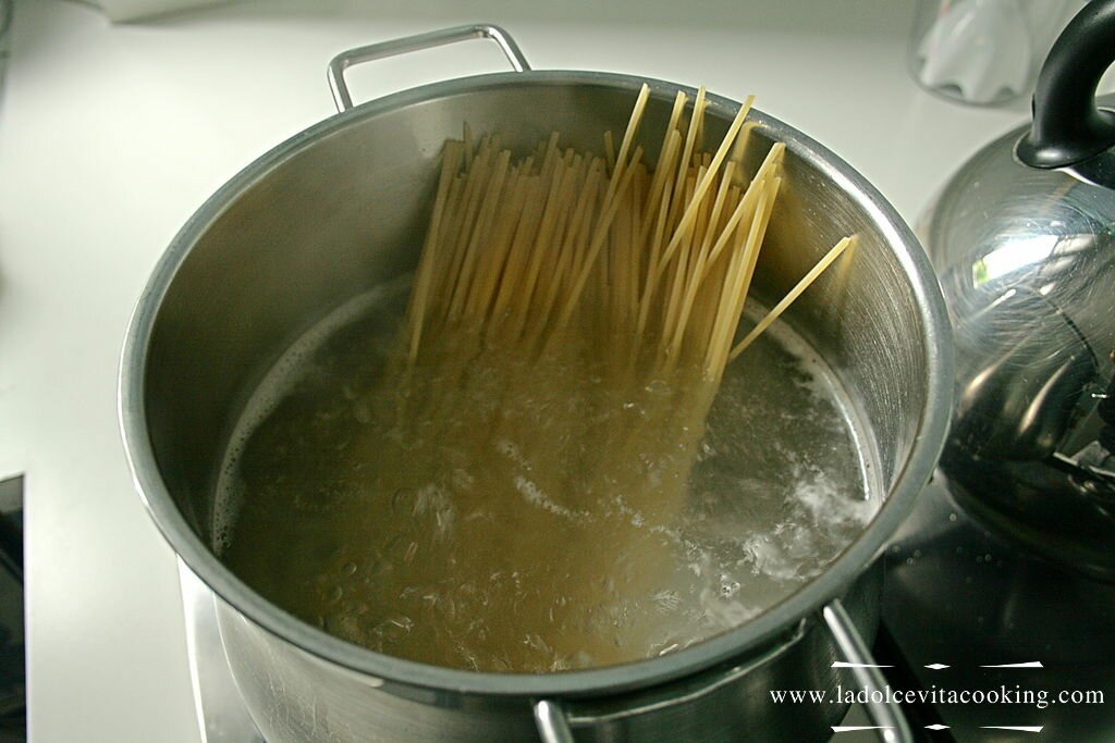 Boiling the spaghetti
