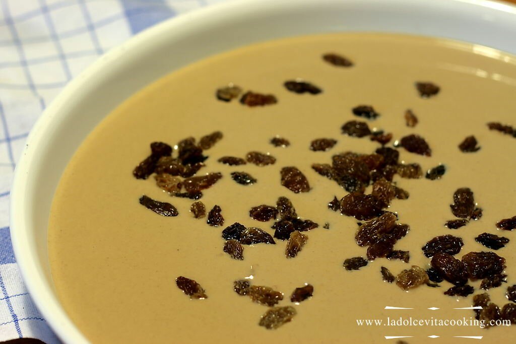 A mixture of chestnut flour, raisins and milk for castagnaccio