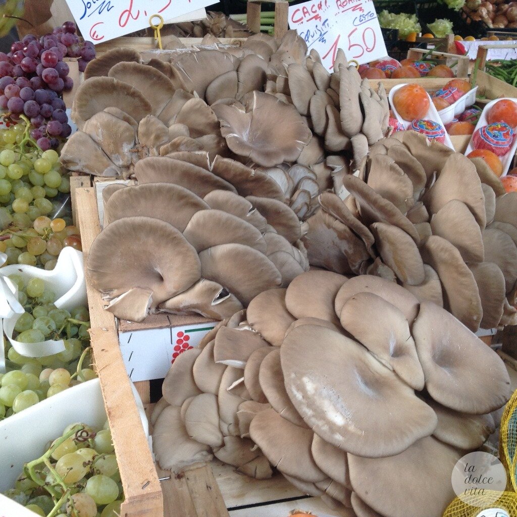 Italian street market, 3